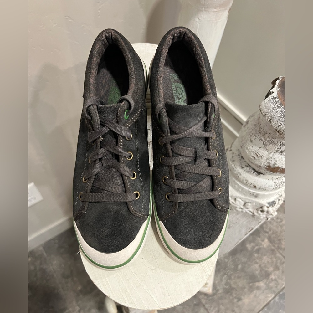 Teva Freewill lace-up low top skate sneakers In beautiful pre used condition W 8